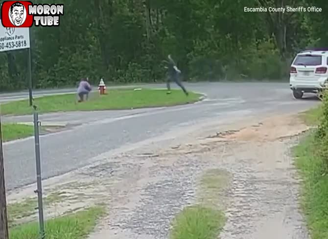 Video :An 11-year-old girl barely avoids being abducted